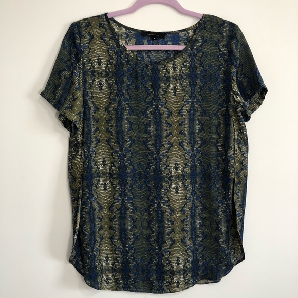 Olivaceous Tops - Olivaceous snake skin short sleeve slit top